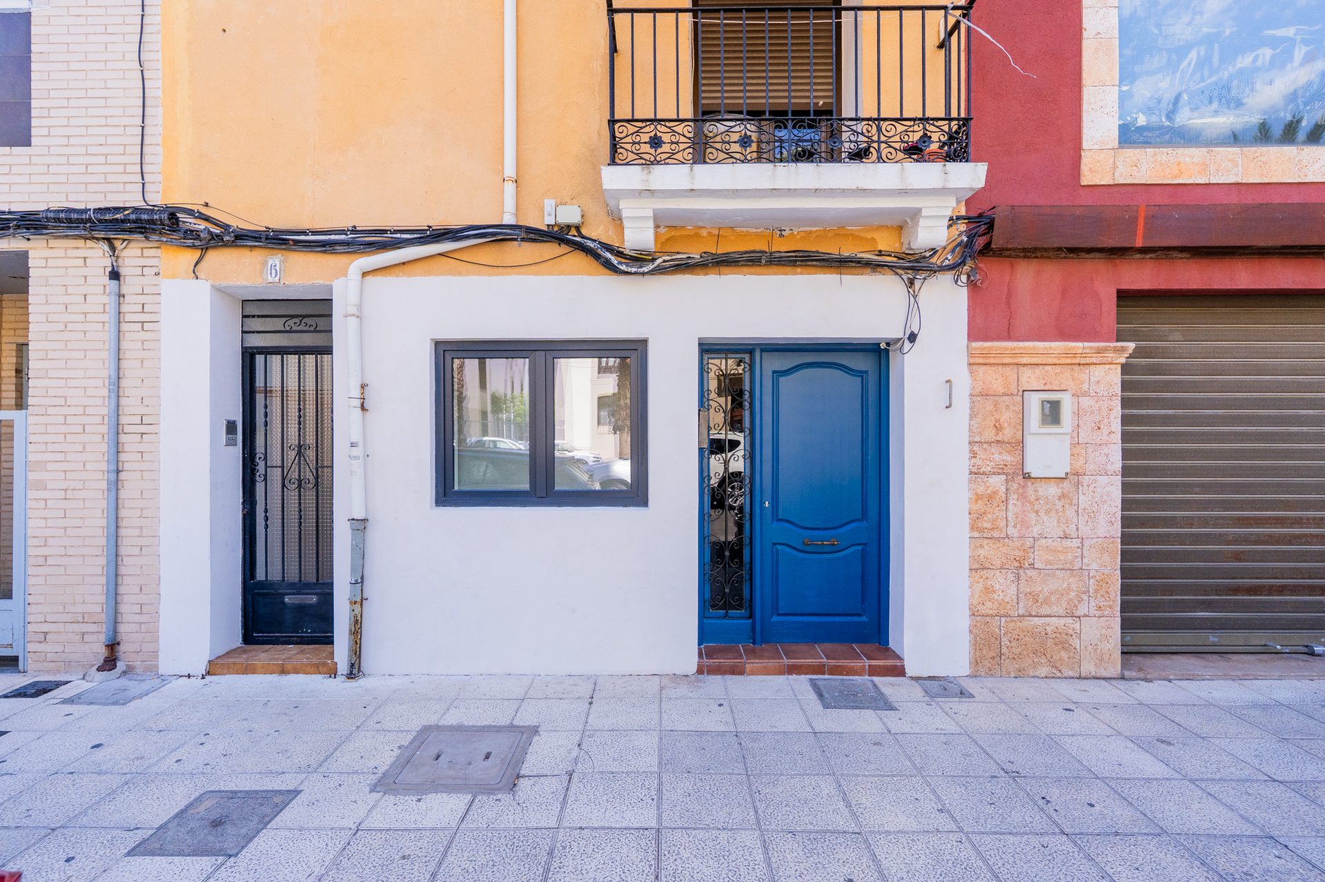 Puerta azul de Elcano Living